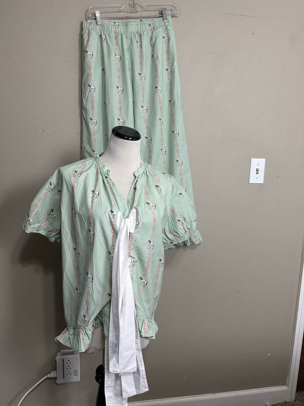 H&H women’s size M  2 piece pajama set‎ mint green with horse print front tie.